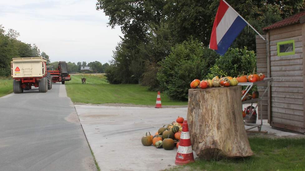 Bij de ingang naar het bedrijf van Stehouwer staat een hutje voor huisverkoop.