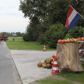 Bij de ingang naar het bedrijf van Stehouwer staat een hutje voor huisverkoop.