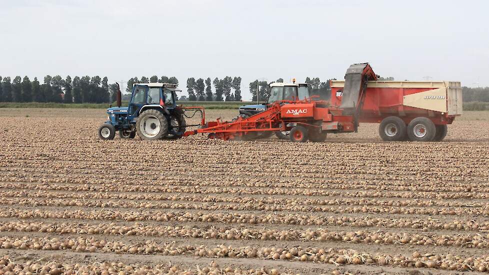 Daling en De With rijden op de kipper en Stehouwer rijdt zelf met de uienlader.