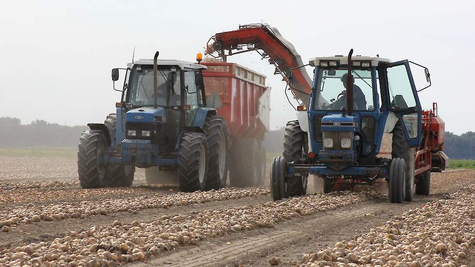 De twee blauwe Ford-trekkers passen mooi naast elkaar.