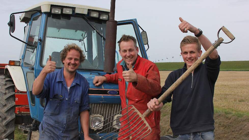 De sfeer zit er goed in tijdens het oogsten.
