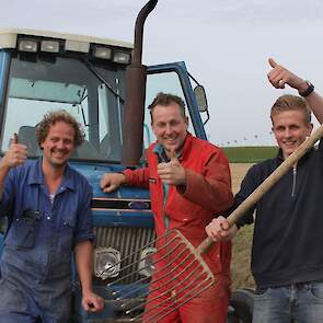 De sfeer zit er goed in tijdens het oogsten.