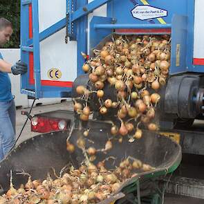 De uien zijn van Waterman Onions BV uit Emmeloord. Het pakstation huurt al drie jaar opslag bij Stehouwer. „Ik heb de schuur op de groei gebouwd en heb op het moment meer opslagruimte dan ik zelf nodig heb. Hierdoor kan ik die ruimte aan derden verhuren.”