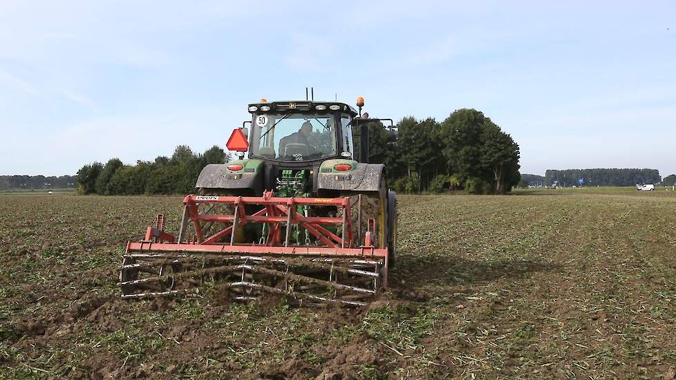 Meteen na het rooien trekt Knook het perceel op. Zo kan het regenwater makkelijker de grond in trekken en slaat deze niet dicht.