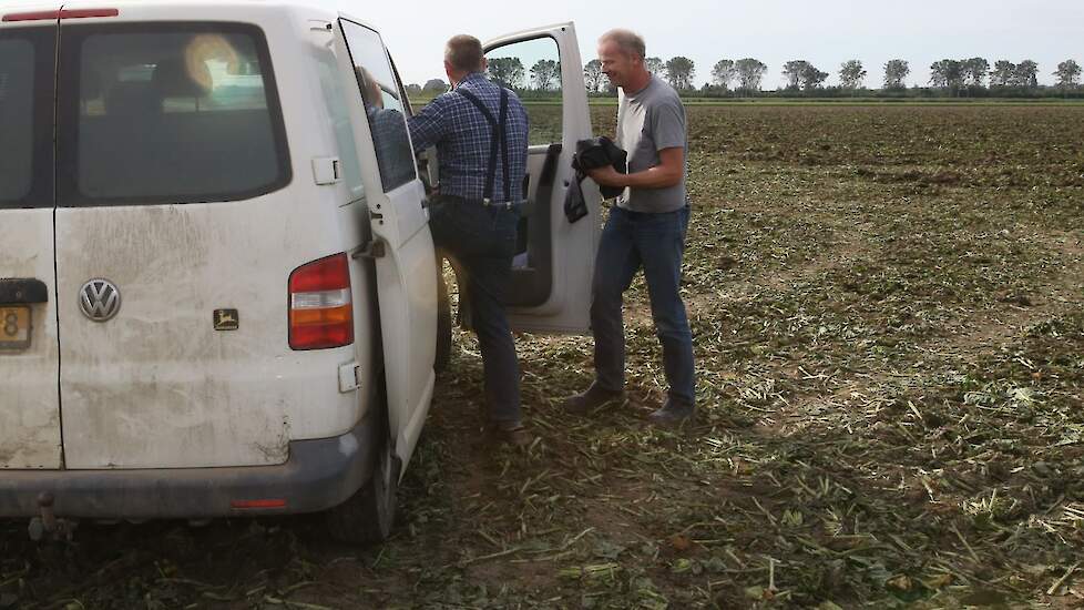 Om iedereen van een stevige hap te voorzien haalt Knook Johan Datema en buurman Campmans op om thuis te eten. Knook en zijn buurman Campmans helpen elkaar tijdens de bietenoogst.