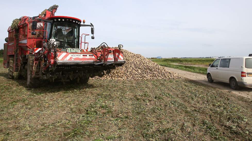 Het betreft een bietenperceel van 10 hectare. Deze bieten vormen de eerste levering. De bestemming van de bieten is voor Knook nog onbekend. „Meestal gaan ze van hieruit naar Groningen. Maar soms net voor het weekend ook wel naar Dinteloord”, weet Knook.