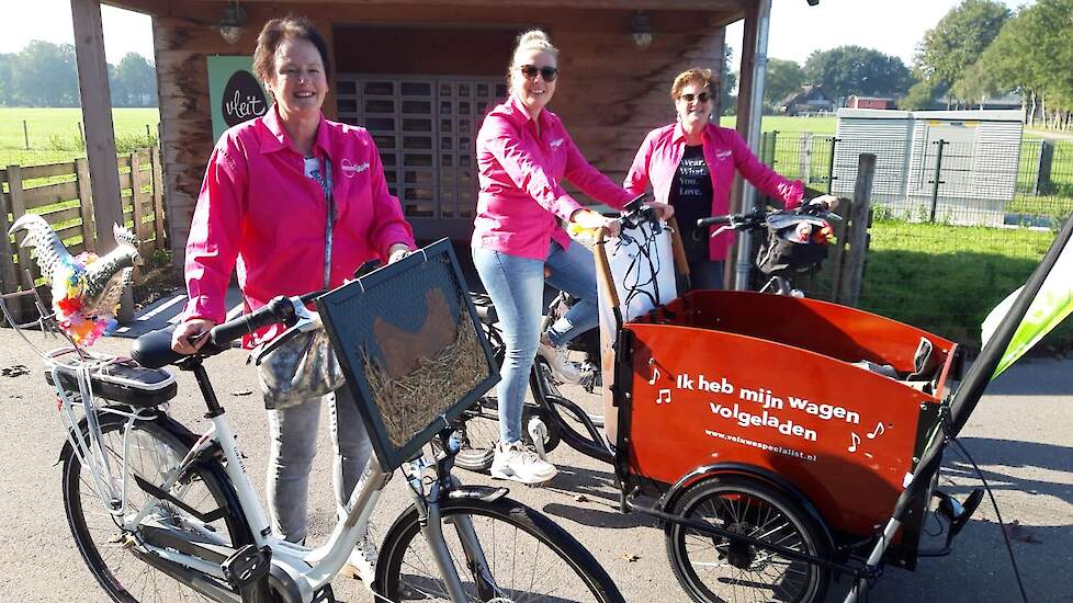 mmmEggie Marjan  van de Vis uit Barneveld fietste de laatste kilometers, vergezeld door haar schoonmoeder en tante. „Super mooi initiatief van verschillende stichtingen, organisaties en sportieve pluimveehouders met allemaal hetzelfde doel, het ei letterl