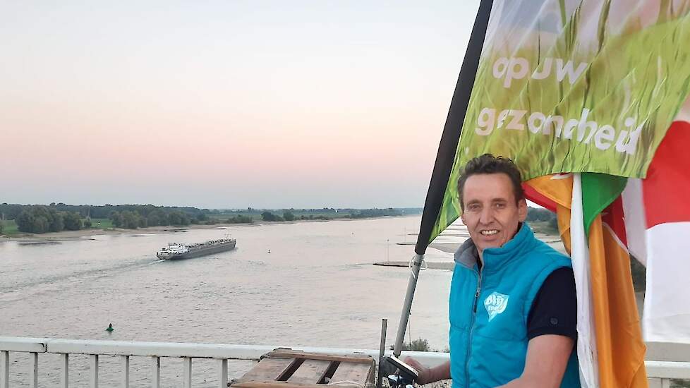 Hugo Bens, legpluimveehouder uit Haps en voorzitter van Blij met een Ei, fietste over de brug bij Heumen en kwam zo Gelderland binnen. „Iedereen toetert of zwaait, het is geweldig!"