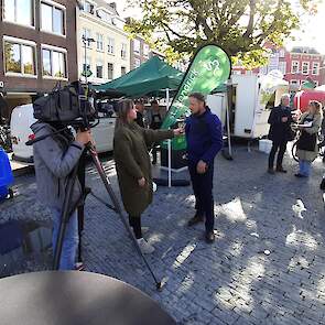 Agractie-voorman Bart Kemp staat de pers te woord.