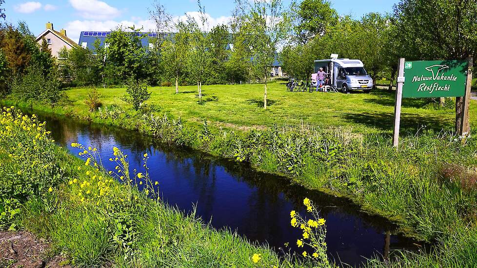 Melkveehouders in polder de Hege Warren in Oudega bij Drachten (FR) zitten absoluut niet te springen om te verhuizen vanwege de veenweideproblematiek. Op de foto kamperen bij de boer middenin de polder, die straks deels onder water komt te staan.