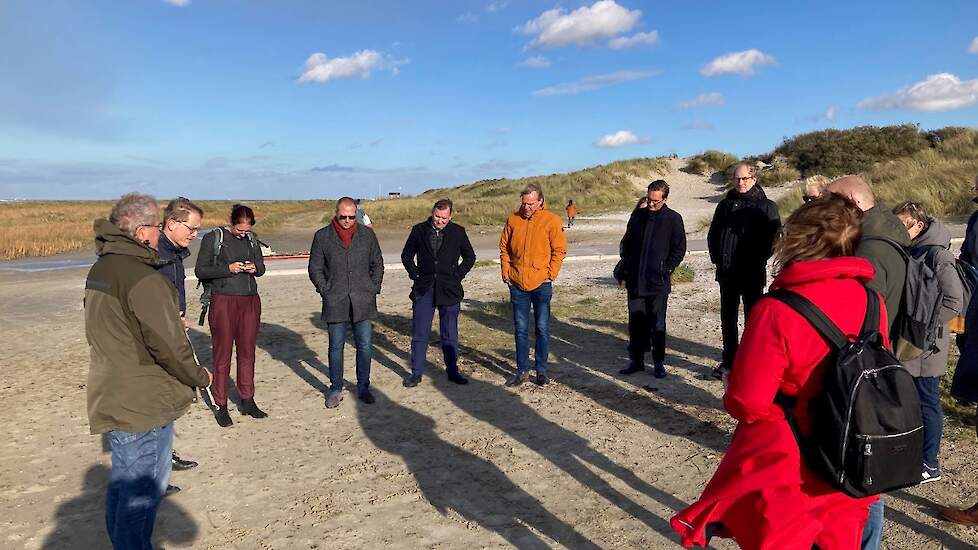 Een aantal Tweede Kamerleden liet zich op Schiermonnikoog over het extensiveringsproject van de melkveehouders informeren.