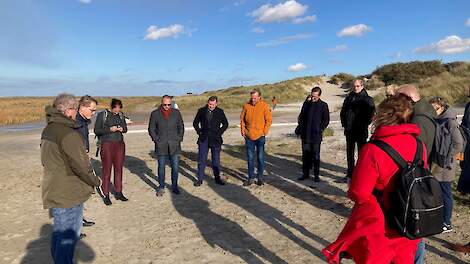 Een aantal Tweede Kamerleden liet zich op Schiermonnikoog over het extensiveringsproject van de melkveehouders informeren.