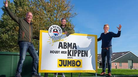 Cees van Vliet, COO van Jumbo plaatst het bord bij pluimveehouder Abma in Groningen. Zoon Jesse neemt binnenkort het bedrijf over van zijn vader Ruurd. De familie Abma gaat over van Nieuwe Standaard Kip naar 1-ster Beter Leven kip.