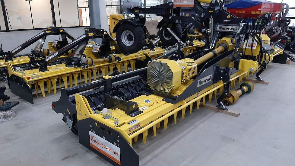 Ook bij Koeckhoven: de halfgedragen Moreni 6,40 meter brede kopeg met drie  'Samurai' mestanden per rotor.