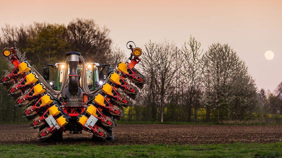 De Väderstad V-12 is een precisie zaaimachine voor mais, bieten, bonen, zonnebloemen, koolzaad, soja en winterveldbonen. Door het unieke overdruk-zaaiprincipe kan deze machine preciezer zaaien dan vergelijkbare vacuüm zaaimachines, aldus importeur Homburg