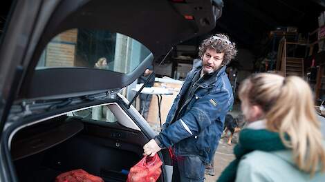 Pyt Sipma helpt bij het inladen van wortelen. Het was zaterdag 4 december druk op zijn erf. Honderden particulieren wilden graag 5 kilo biologische wortelen kopen voor 5 euro.