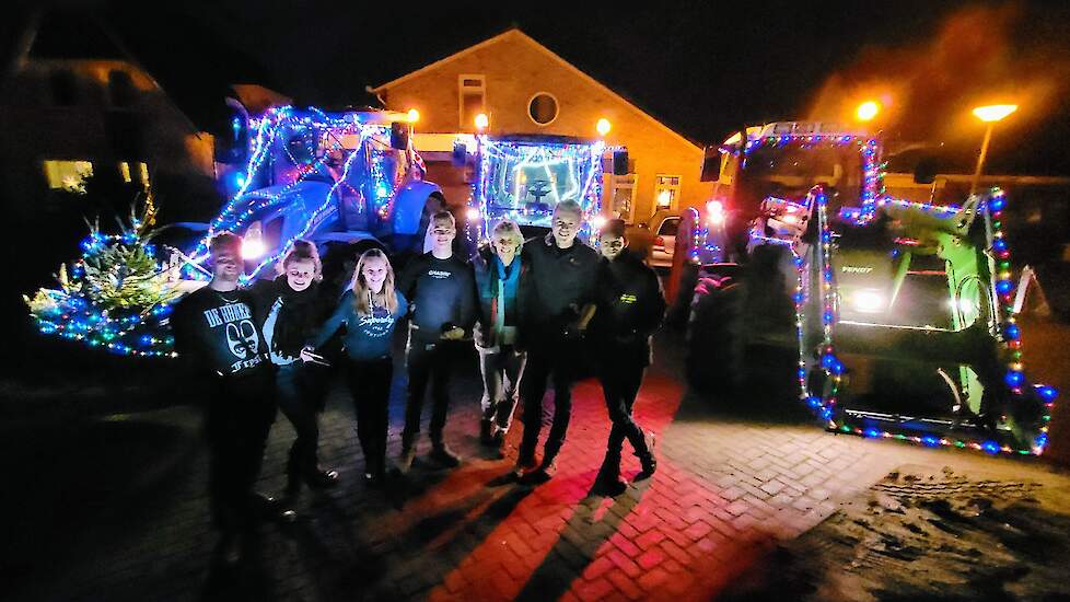 Drie vrolijk verlichte trekkers in Akkrum (FR) met van links naar rechts  Douwe Miedema, Minke Zijlstra, Sanne Zijlstra, Rein Zijlstra , ‘tante’ Klaske Bottema, Rik Bottema en Tjitze Miedema.