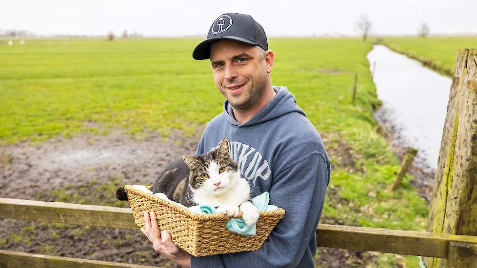 Emiel Stoffers, hoofdrolspeler in de campagnefilmpjes, houdt de kat Gurbe in de mand.