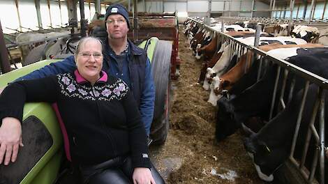 Martinus Tepper en Karin van Tol in de nieuwe melkveestal die vorig jaar werd opgeleverd.