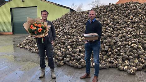 Projectleider duurzaamheid LTO-Noord Tjeerd Hoekstra (rechts) feliciteert akkerbouwer Derk Gesink (links) met zijn deelname aan subsidieregeling ‘Uitvoeringsstimulans ten behoeve van de water- en bodemkwaliteit’.