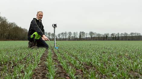 Akkerbouwer Erik Emmens gebruikt sensoren om goed zicht te houden op de waterhuishouding. Ze waarschuwen hem wanneer de bodem te droog wordt.