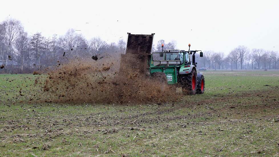 Het uitrijden van bokashi.