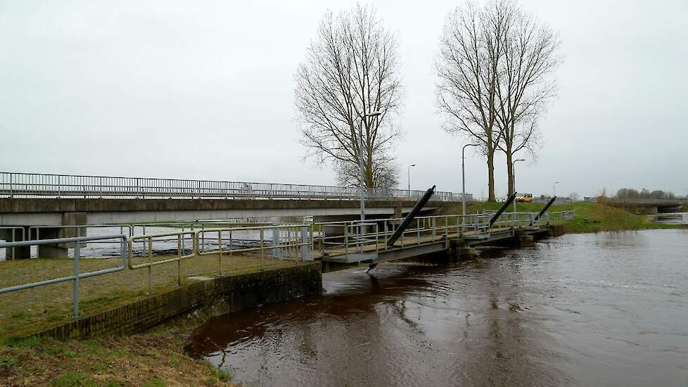 De eerste helft van de winter voerde het waterschap Vechtstromen minder water af dan normaal, net als andere waterschappen met droogtegevoelige zandgronden. Dit ter preventie van droogte gaandeweg het groeiseizoen. Maar al voordat eind vorige week duideli