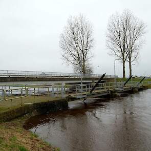 De eerste helft van de winter voerde het waterschap Vechtstromen minder water af dan normaal, net als andere waterschappen met droogtegevoelige zandgronden. Dit ter preventie van droogte gaandeweg het groeiseizoen. Maar al voordat eind vorige week duideli