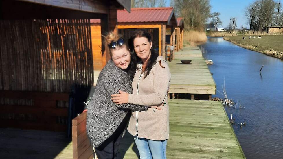 Jitty van der Werf (rechts op foto) en een van de vluchtelingen voor de gasthuizen waar ze kunnen verblijven.
