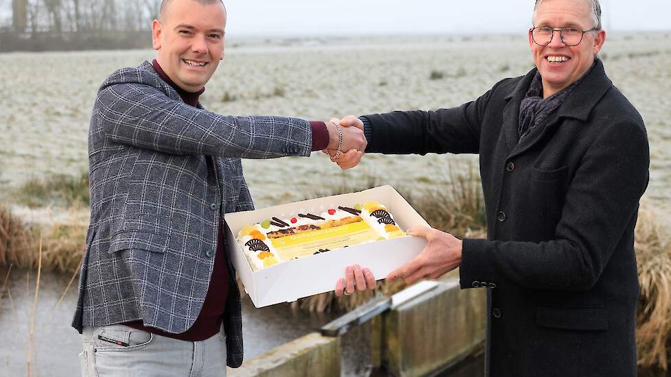 Melkveehouder Sjoerd Miedema (rechts) werd in het zonnetje gezet door wethouder Jaap van Veen van Heerenveen.