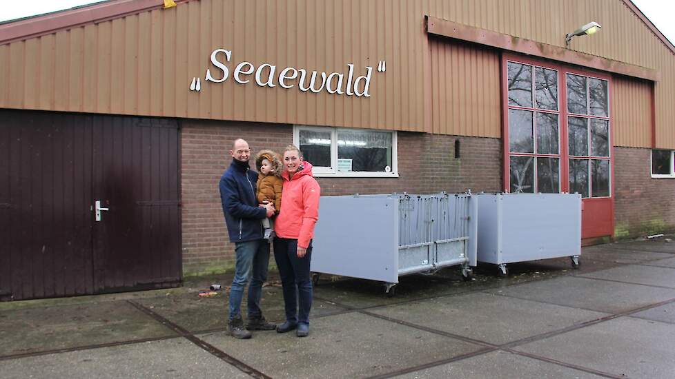 Wilbert en Esther Schouten met Mees voor hun sterk verouderde stal in Zeewolde. Ze ‘verruilen’ deze voor een grote stal met heel veel koecomfort en diepstrooisel in de Achterhoek.