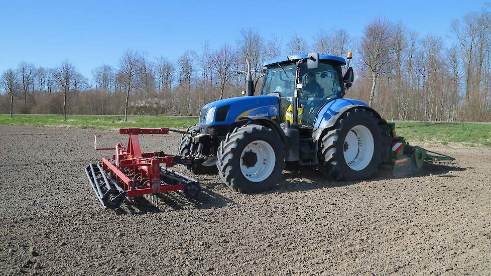 De grond wordt klaargelegd voor het planten.