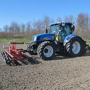 De grond wordt klaargelegd voor het planten.