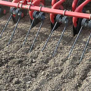 De grond was bovenin aardig droog. Op zaaidiepte ging het goed. „Het zaad ligt precies in goede, vochtige grond." Meijer hoopt inmiddels wel dat de voor volgende week voorspelde regen ook daadwerkelijk gaat vallen.