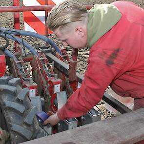 Het opgezogen zaad wordt opgevangen in een klein buffervat op de 12-rijige machine. Van daaruit wordt het uiteindelijk overgegoten in een opslagzak.