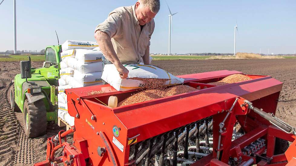 Bram Tepper zaaide vorige week 17 hectare zomergerst in. „Het lijkt erop dat ik 350 euro per ton zou kunnen ontvangen. Vorig jaar was dat nog 180 euro per ton.”