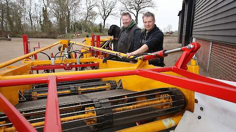 Akkerbouwers Pieter Tromp en Herko de Ruiter pakten zes jaar geleden gezamenlijk de teelt van zaaiuien op. De werkzaamheden worden onderling verdeeld en dat bevalt hun goed.