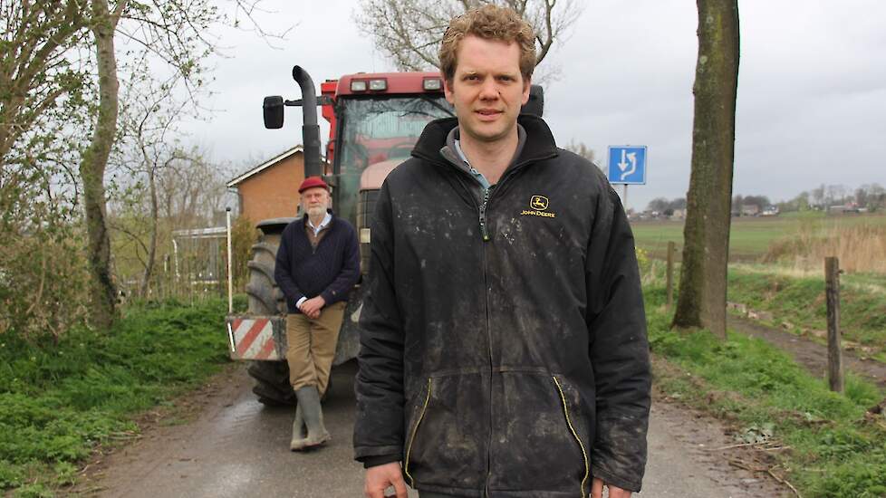 Laurens den Hartigh laat zien hoe smal zo'n dijkje is.