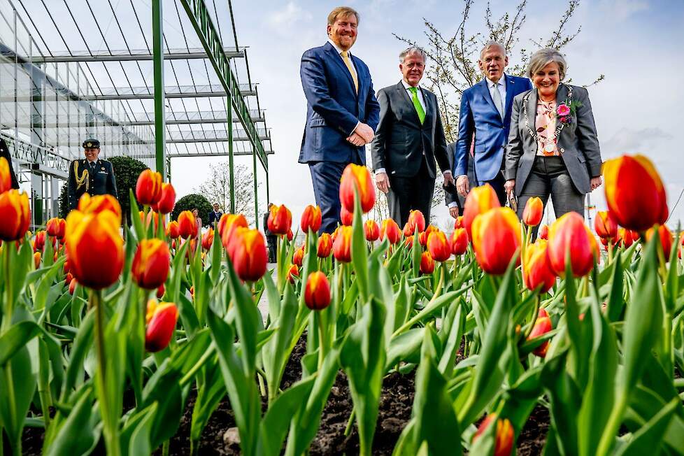 Koning Willem Alexander bekijkt een veld met tulpen tijdens de opening van de Floriade. Samen met directeur van de Floriade Hans Bakker (tweede van rechts) en waarnemend burgermeester van Almere, Ank Bijleveld (rechts).