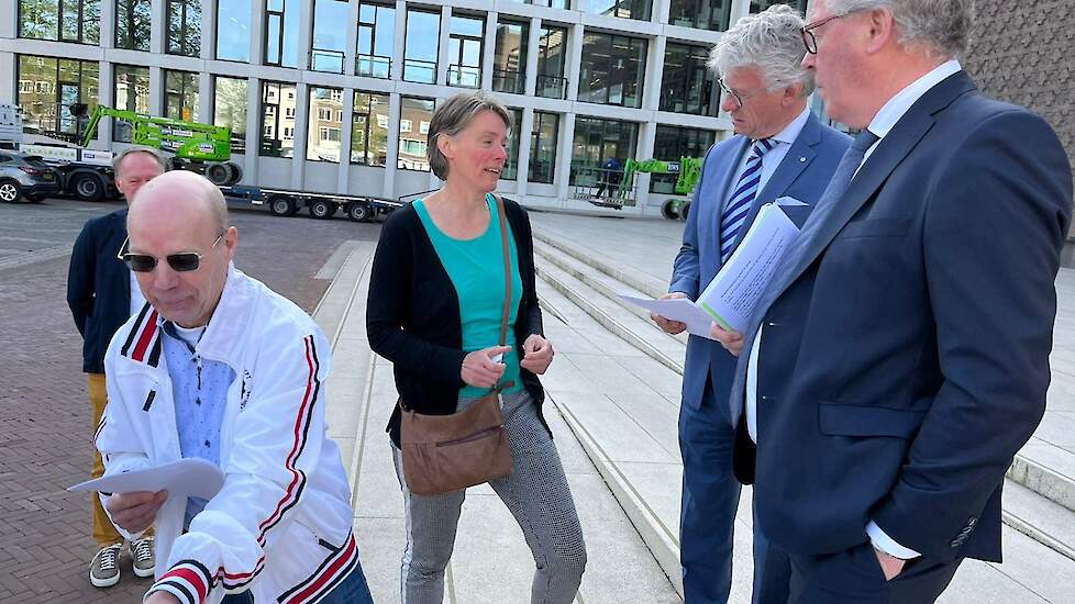 Commissaris van de Koning John Berends en VVD-gedeputeerde Jan Markink luisteren ook.