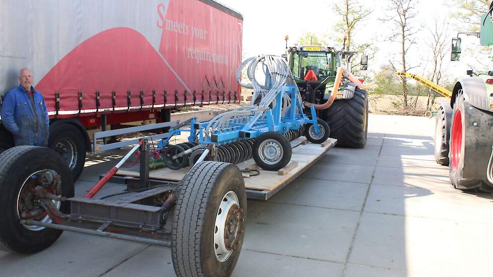 De 6 meter brede machine staat op een eigengebouwde transportwagen. Deze moet nog worden afgewerkt, verontschuldigt De Jong zich. „Andere bodem, netjes spuiten, hydrauliekslangen wegwerken, verlichting maken en dergelijke."