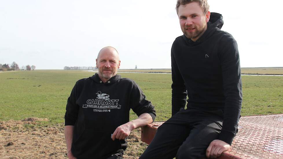 De familie Terlouw startte in 2007 met boeren op Marken. Naast de melkveehouderij heeft Wim Terlouw (l) ook een plasdrasgebiedje voor weidevogels aangelegd, die veel bekijks trekt van vogelspotters.