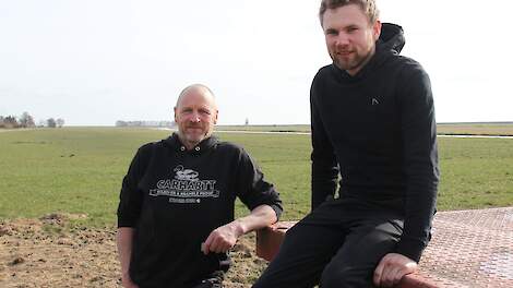 De familie Terlouw startte in 2007 met boeren op Marken. Naast de melkveehouderij heeft Wim Terlouw (l) ook een plasdrasgebiedje voor weidevogels aangelegd, die veel bekijks trekt van vogelspotters.