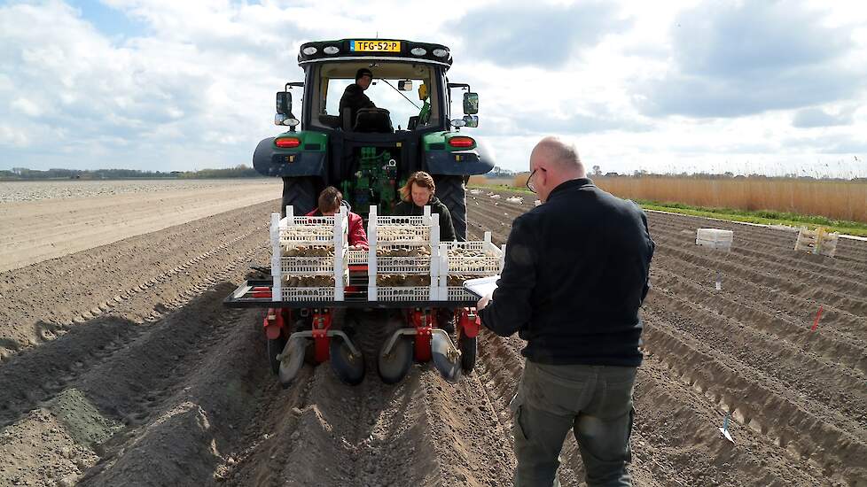 Zoon Reinier zit op de trekker, zoon Jan Willem en Janette bemannen de pootmachine. Echtgenoot Wilon loopt achter de pootmachine. „We zijn een echt familiebedrijf”, zegt Janette. „Onze andere dochter is nu op vakantie, maar zij helpt normaal gesproken ook