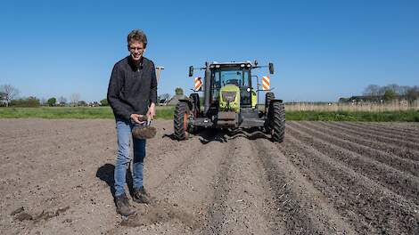 Jan Willem Bakker werkt met vaste rijpaden en trekkers met eenzelfde spoorbreedte. „Waar het gewas moet groeien, rijdt geen trekker meer.”