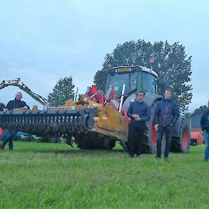 Voorop de trekker zit klepelmaaier die het vanggewas kapot maakt. Daarna trekt een woelpoot de grond 35 tot 40 centimeter los. Volgens de loonwerker is dit maatwerk per perceel. "We gaan eerst met een prikstok door het land om te bepalen hoe diep storende