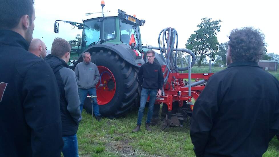 Bram Dieker van Evers Agro vertelt over de ruggenteeltwoeler. Bij de ruggenteeltwoeler wordt de maïs in één werkgang klaargelegd, inclusief het zaaien op 75 centimeter. De woeler trekt de grond maximaal 45 centimeter los maar keert de grond niet. Daardoor