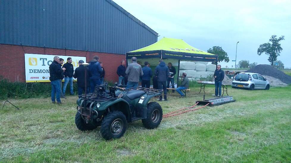 De laatste combinatie, van Maurice Zandvliet uit Tjalleberd (FR) wint het qua PK's bij lange na niet van de eerder getoonde machines. Het oogt eigenlijk vrij eenvoudig. Een quad trekt een slee met een ijzeren pijp achter zich aan. De bodemscanner scant do