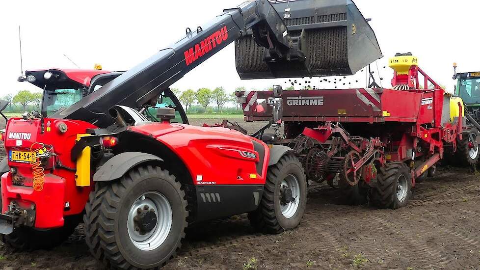 Aardappelen poten met Grimme en Miedema. Landb. Buijs Emmer-Compascuum.