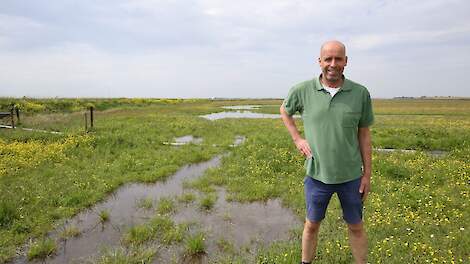 Melkveehouder Anco Heida kon dankzij een bijdrage uit een fonds voor agrarisch natuurbeheer een pomp aanschaffen waarmee hij een plasdrasgebied kon creëren.